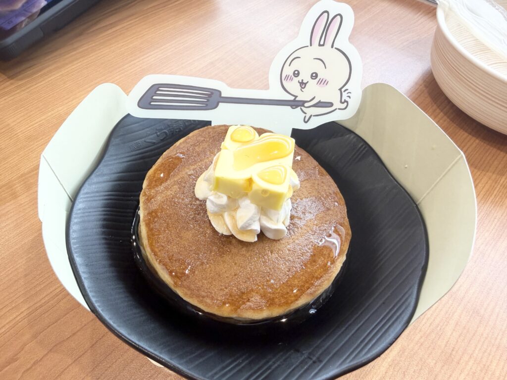 くら寿司×ちいかわコラボの「うさぎのパァンッケーキ」とうさぎの飾り