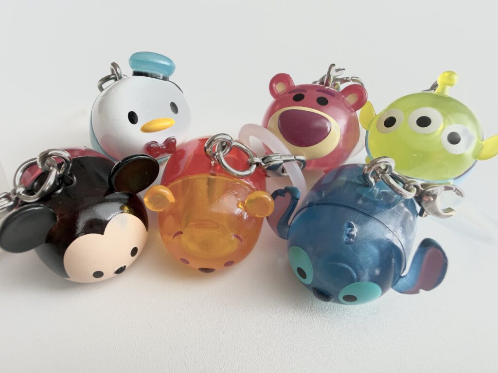 ディズニーツムツム めじるしアクセサリー全6種を並べた実物写真
