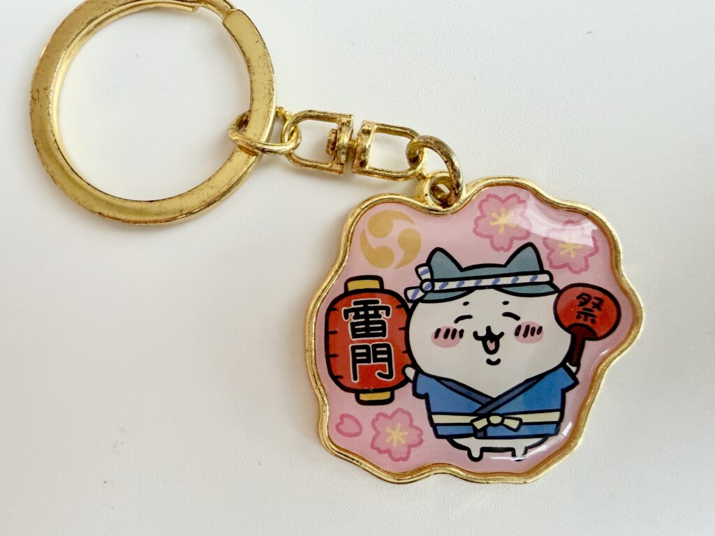 雷門の提灯を持ったハチワレの東京限定キーホルダー