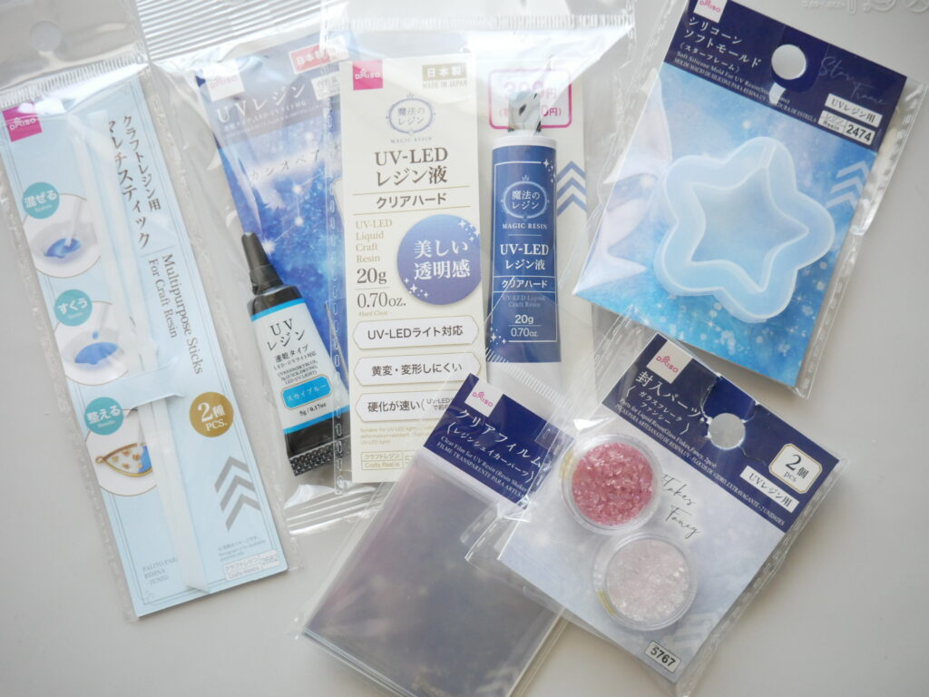 ダイソーで購入できるUVレジン液とモールド、パーツのセット