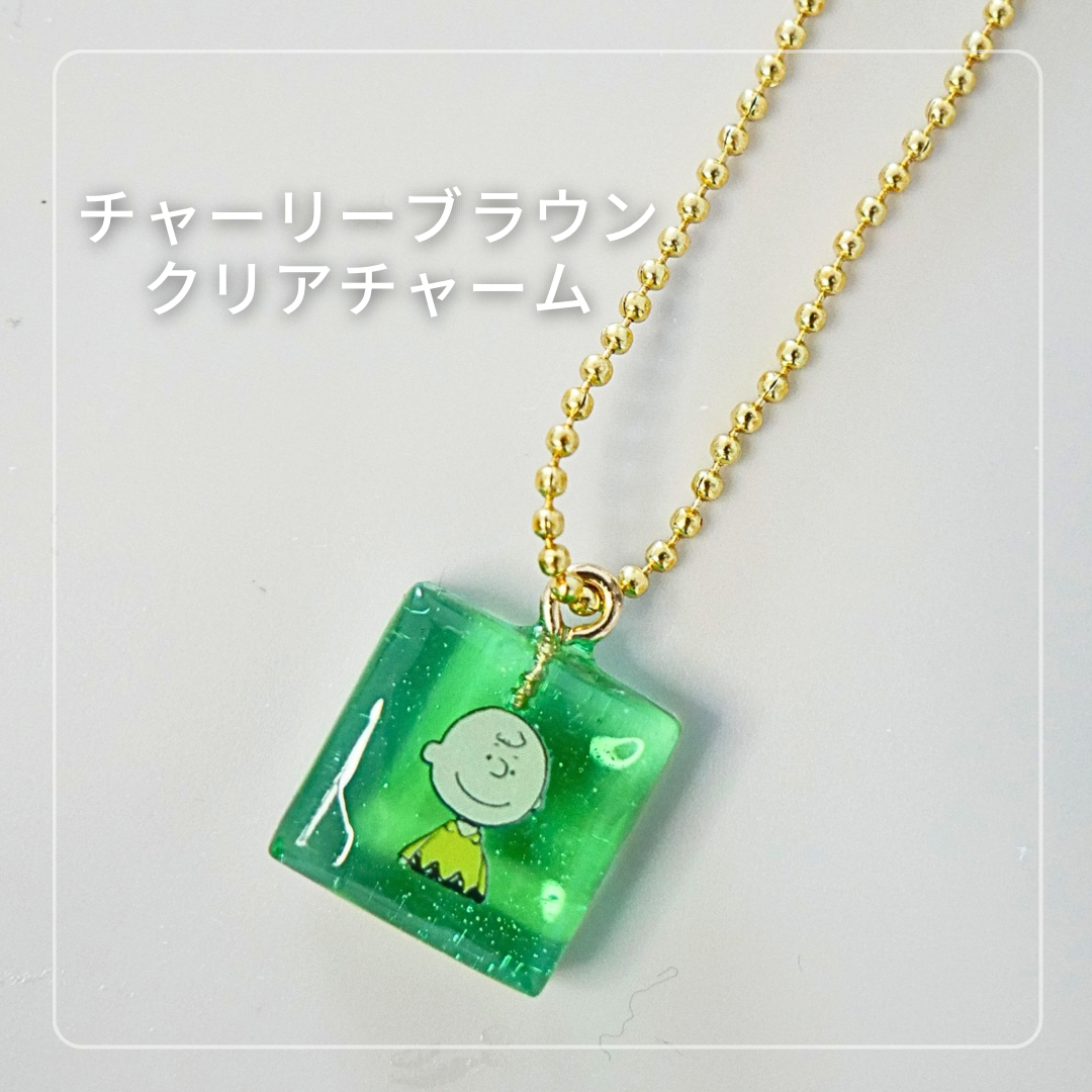 チャーリーブラウンのイラスト入りグリーンのレジンチャーム