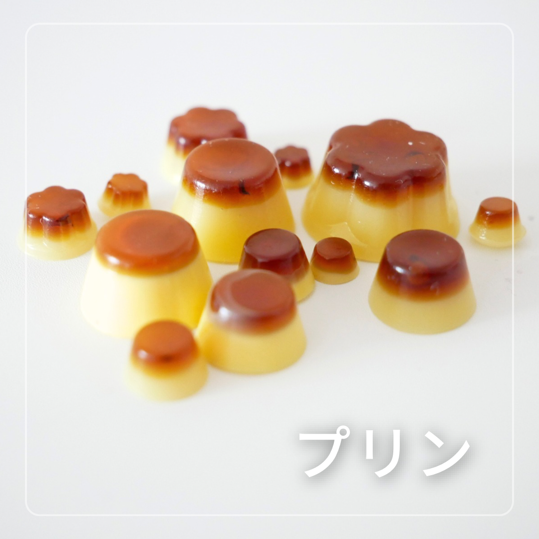 プリンの形をしたレジン作品が並んでいる写真