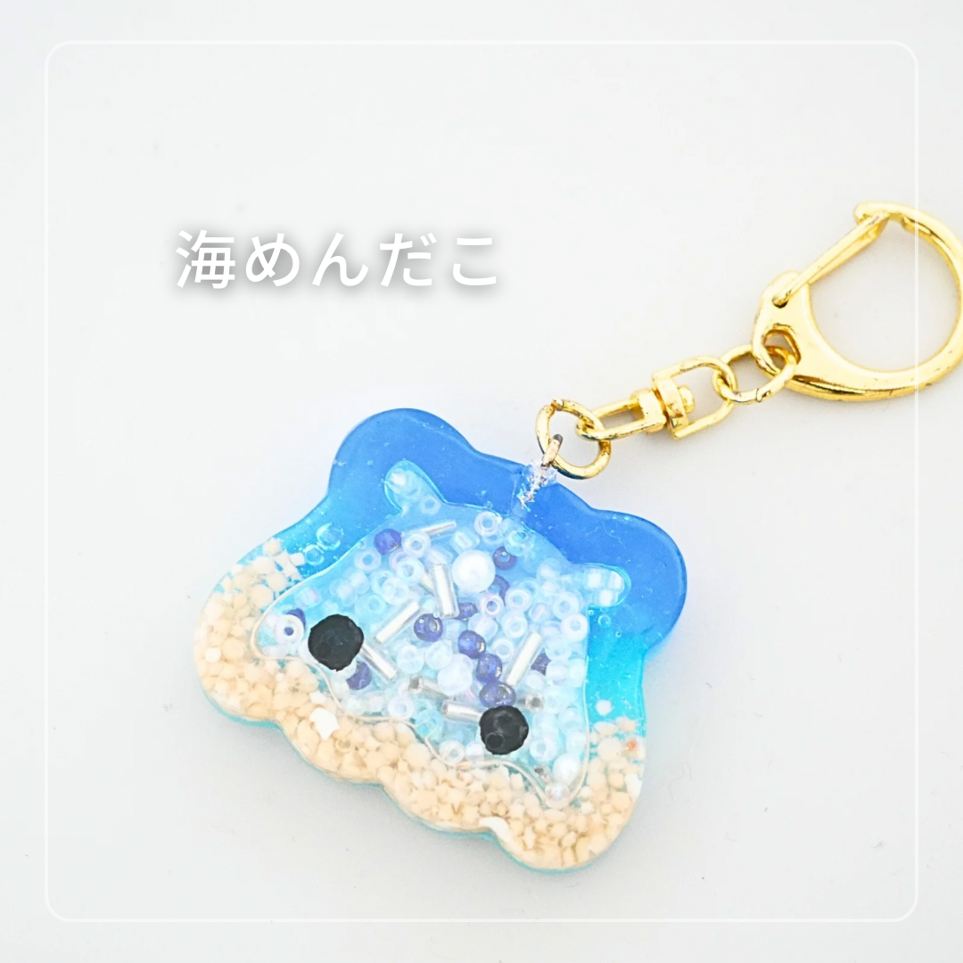 海と砂浜をイメージした青いレジンのめんだこチャーム
