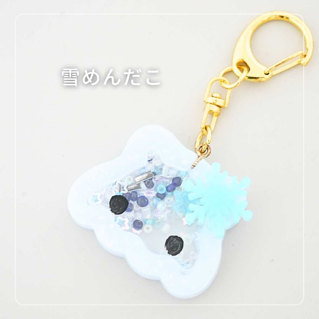 雪をイメージした白いレジンのめんだこチャーム