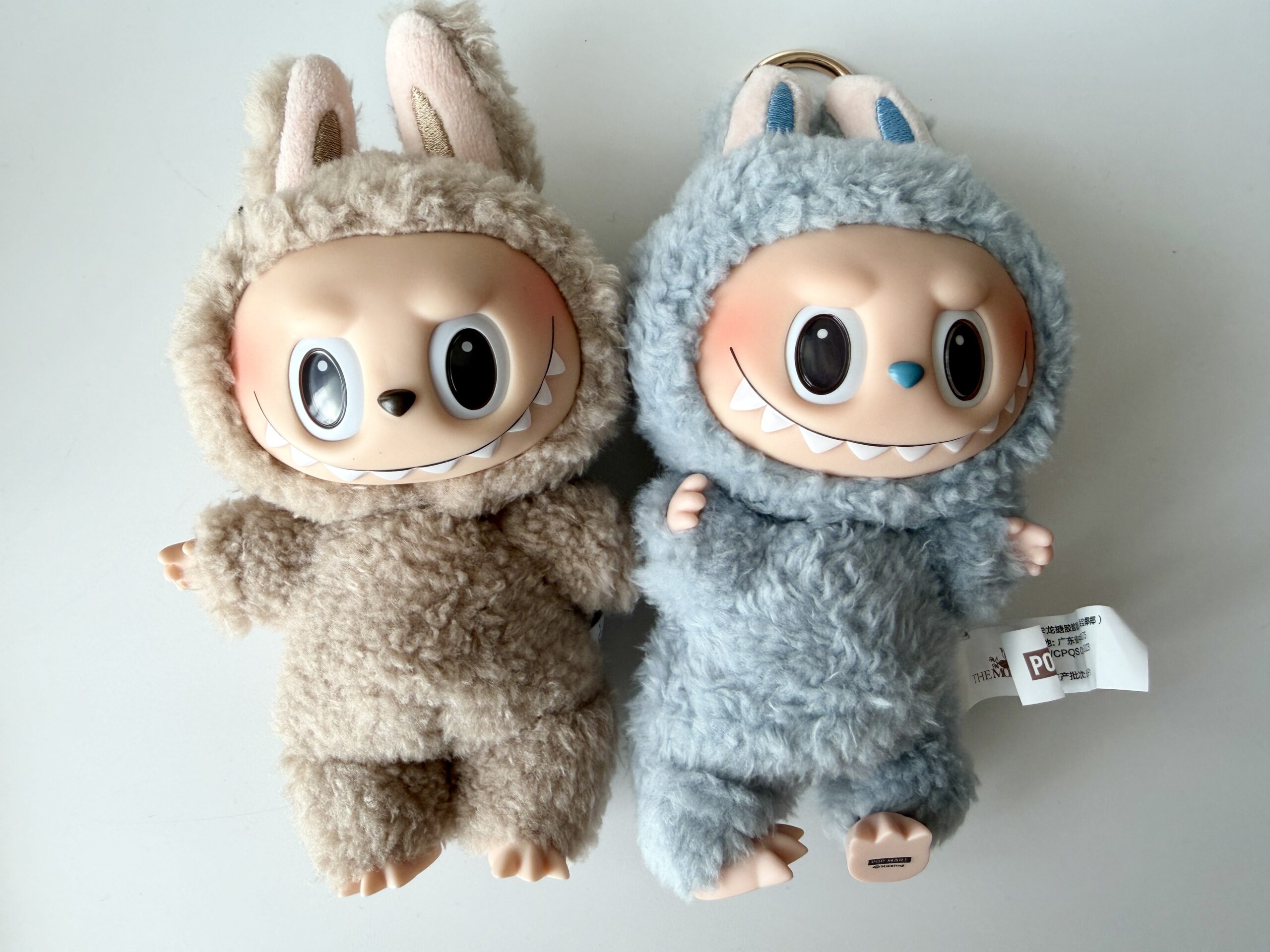POP MART ラブブのブルーとブラウンの2体が並んでいる写真