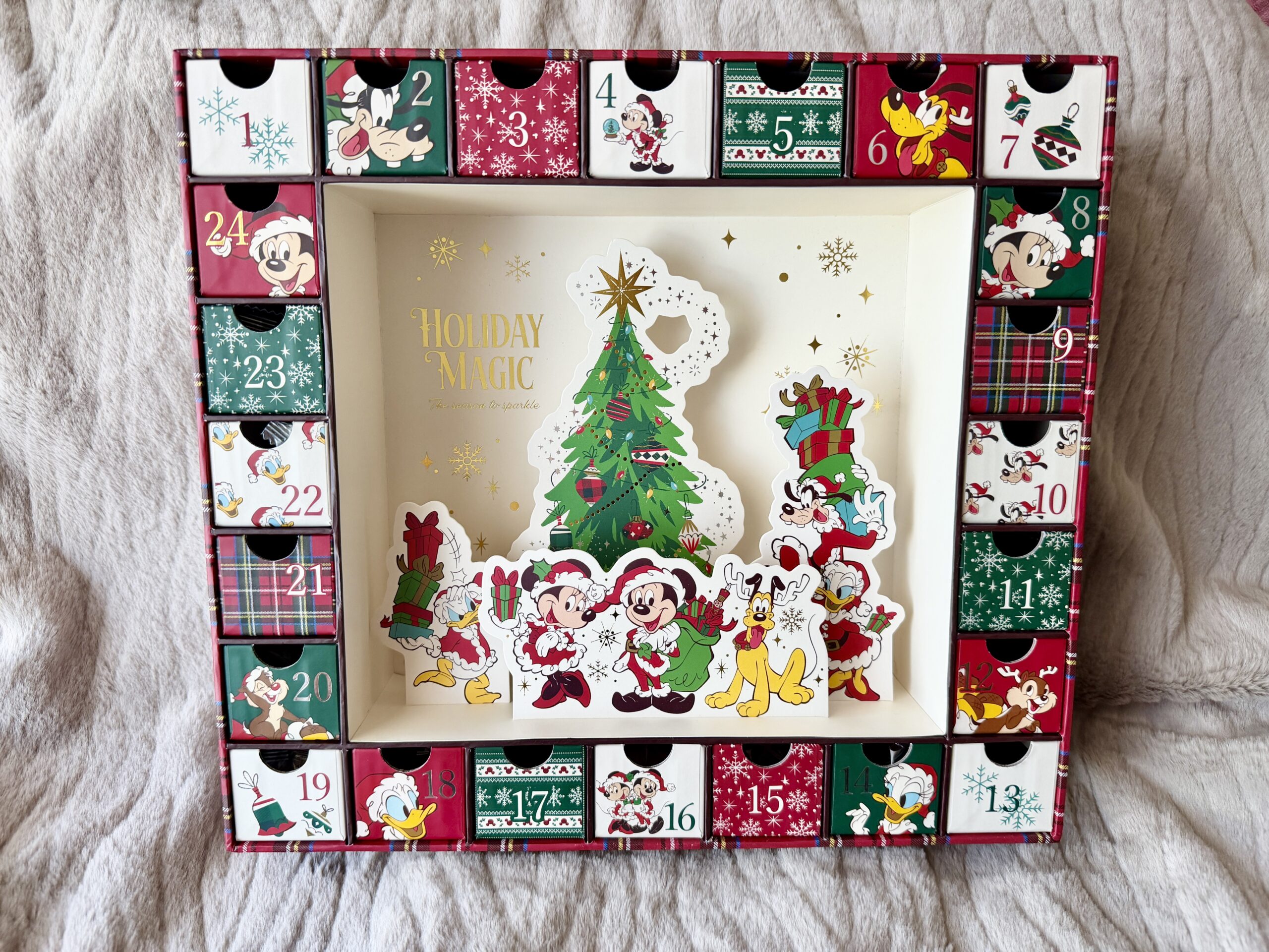ミッキー＆フレンズのディズニーストア アドベントカレンダーの正面全体写真。24個の引き出しと中央のクリスマスツリー装飾。