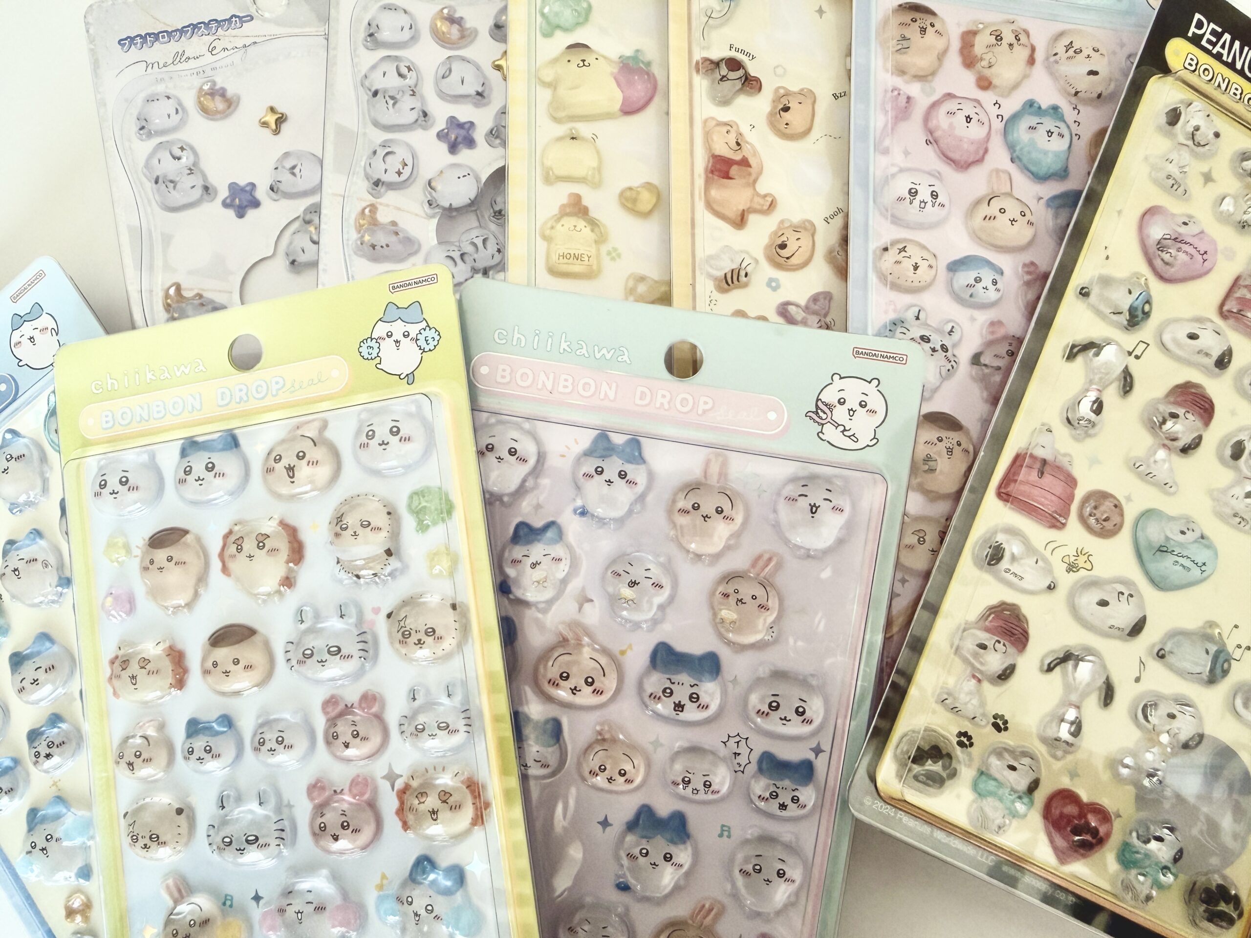 ボンボンドロップシールの最新ラインナップ。ちいかわ、サンリオ、スヌーピーなど人気キャラクターのぷっくりシールが並んだ写真