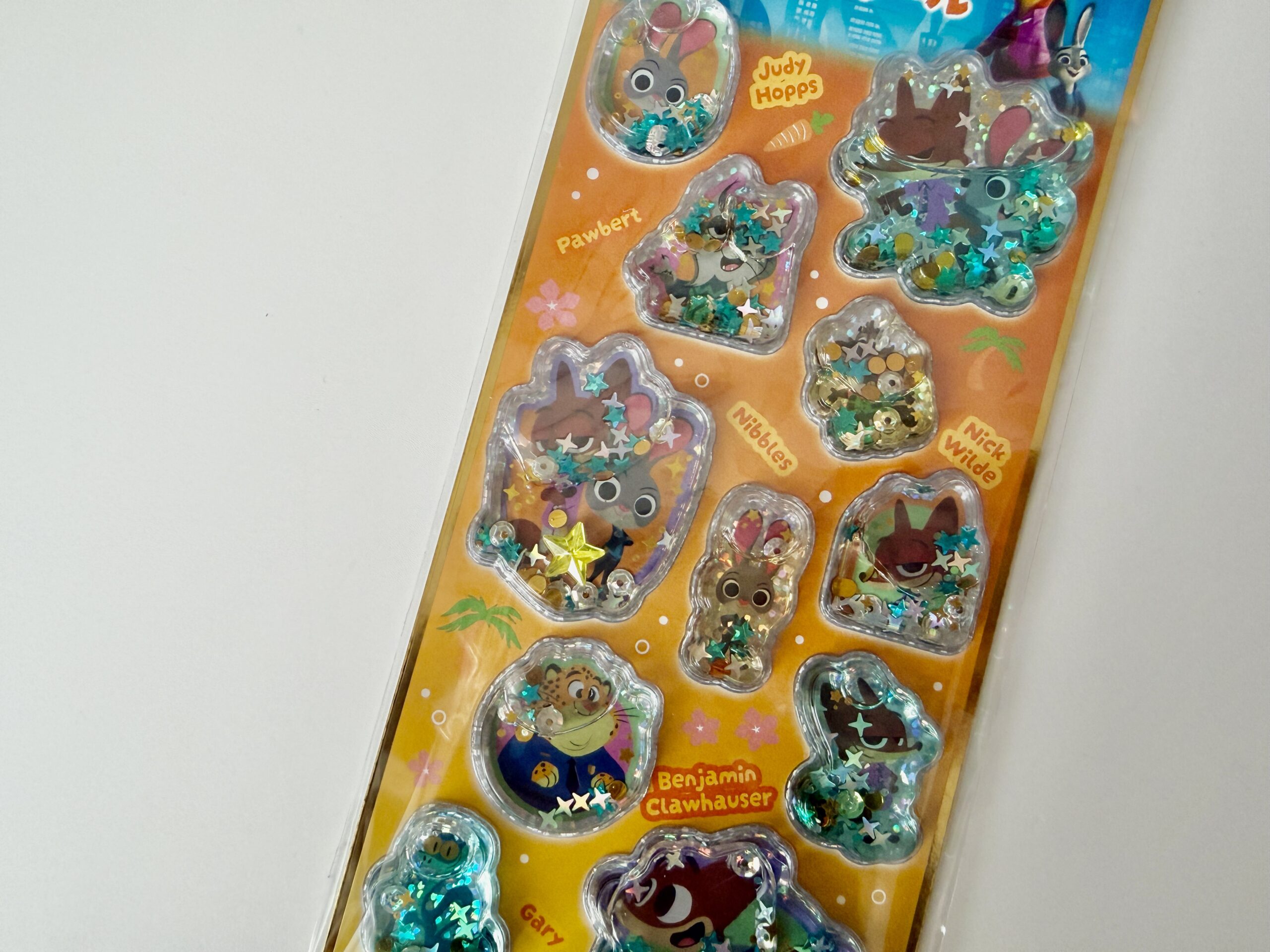 透明ラメが入ったウォーターインシールのセット。星や丸いラメが動くぷっくり立体シール。