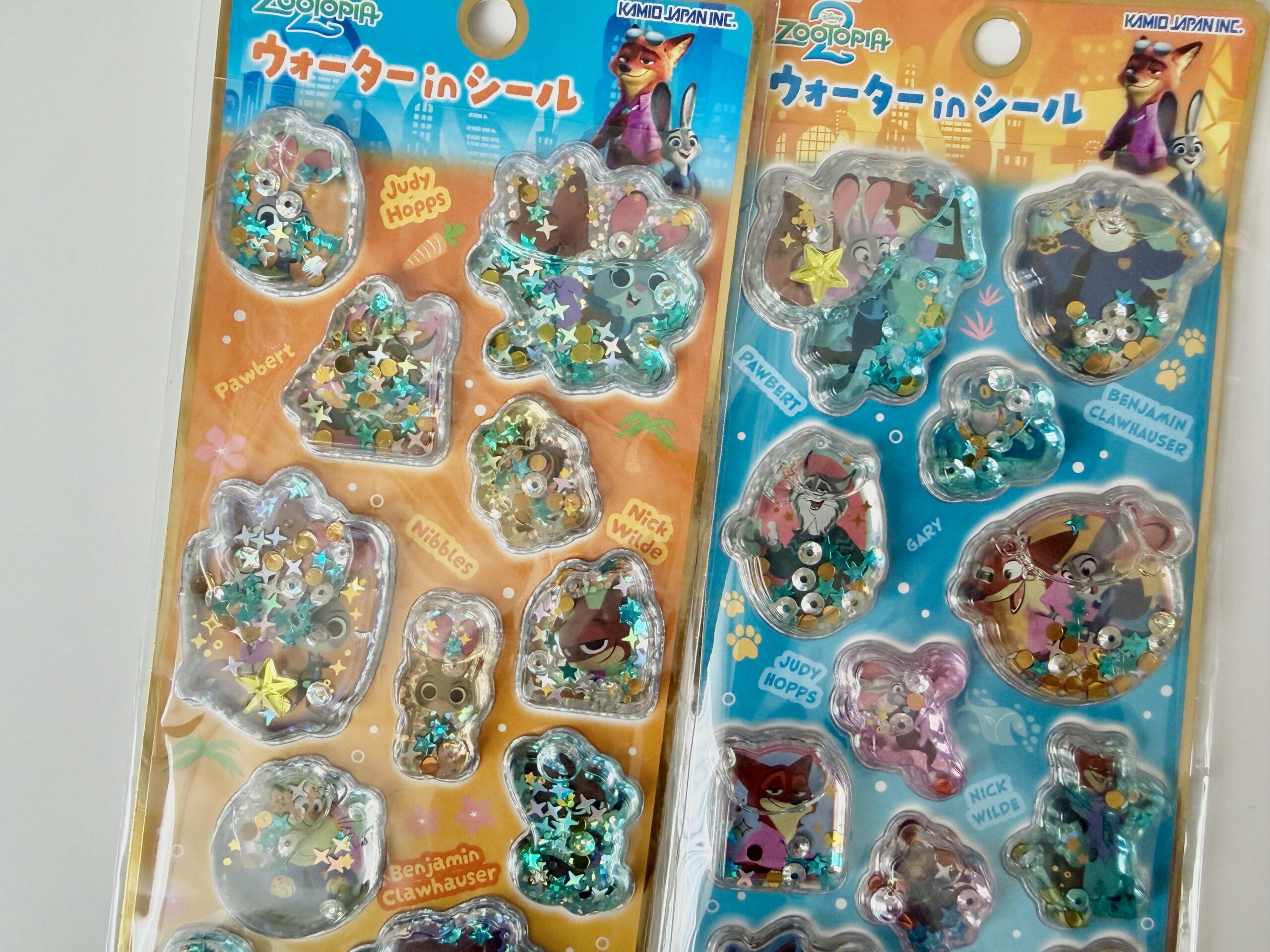 ズートピアのウォーターインシール2種類（オレンジ台紙・ブルー台紙）の比較写真