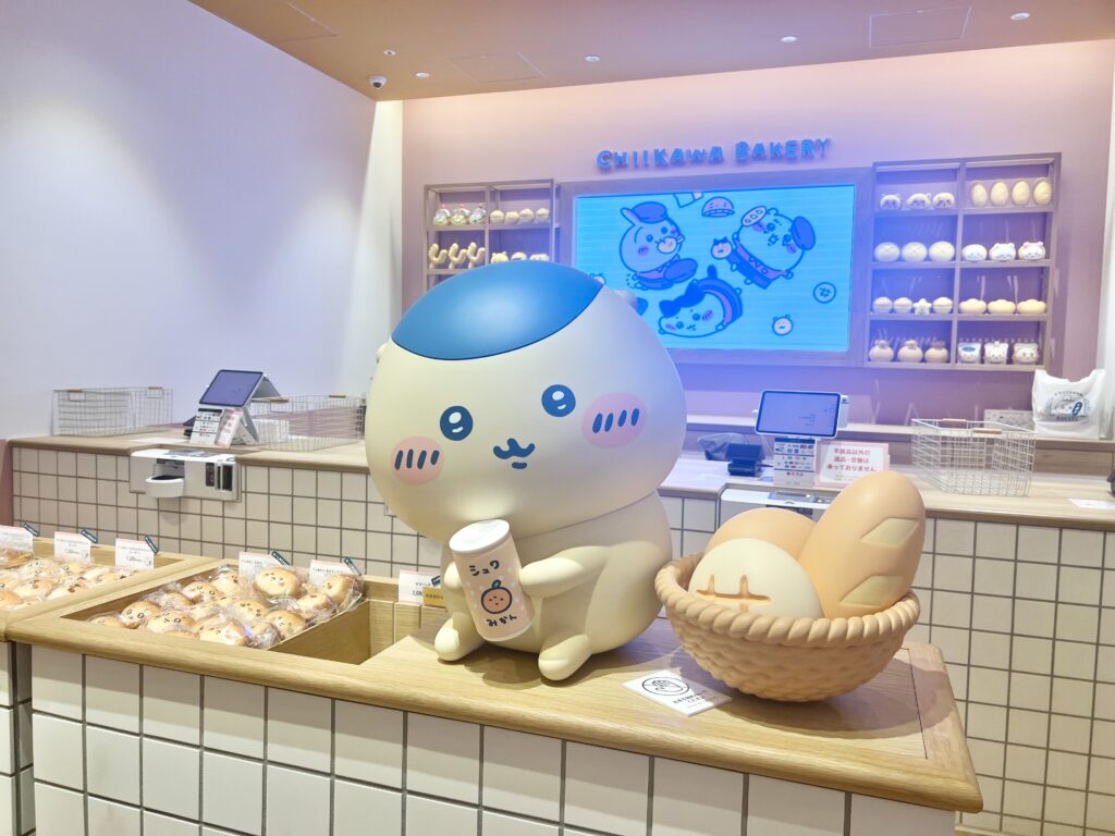 原宿のちいかわベーカリー店内 ちいかわの大型オブジェとパン売り場
