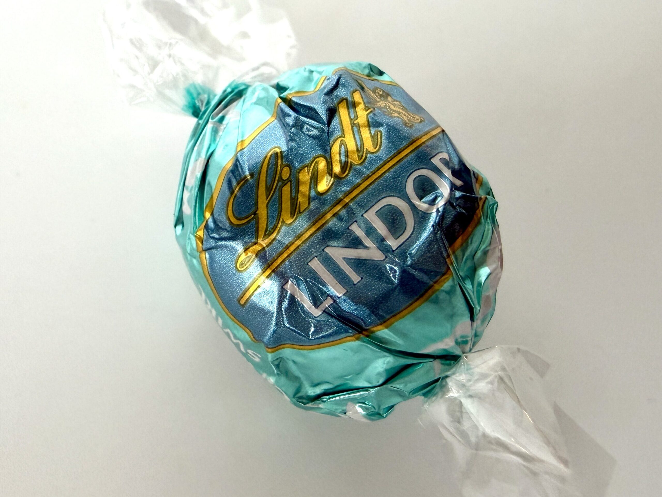 リンツ リンドール シナモンスワールのパッケージ|期間限定ホワイトチョコフレーバー