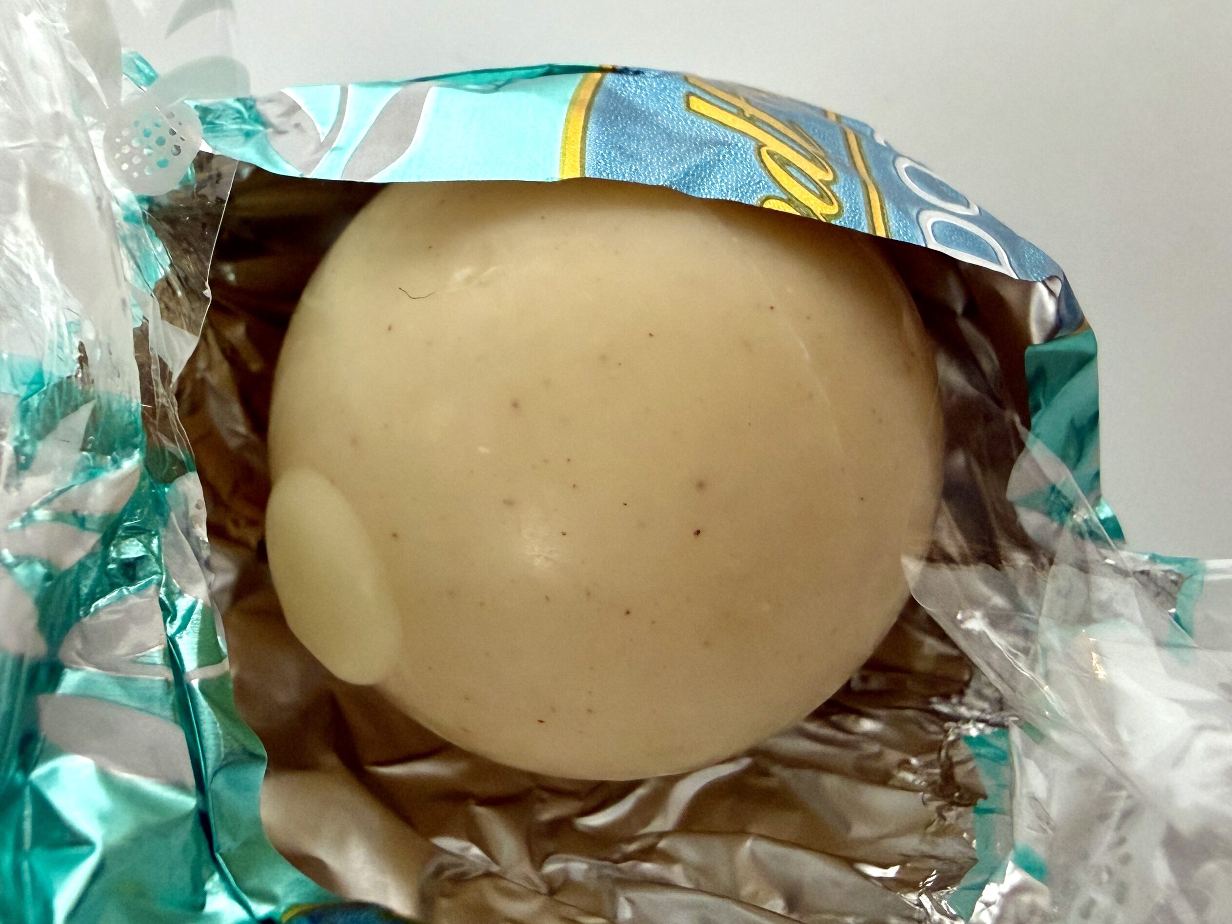 リンツ Lindor シナモンスワールの開封写真|ホワイトチョコベースの限定フレーバー