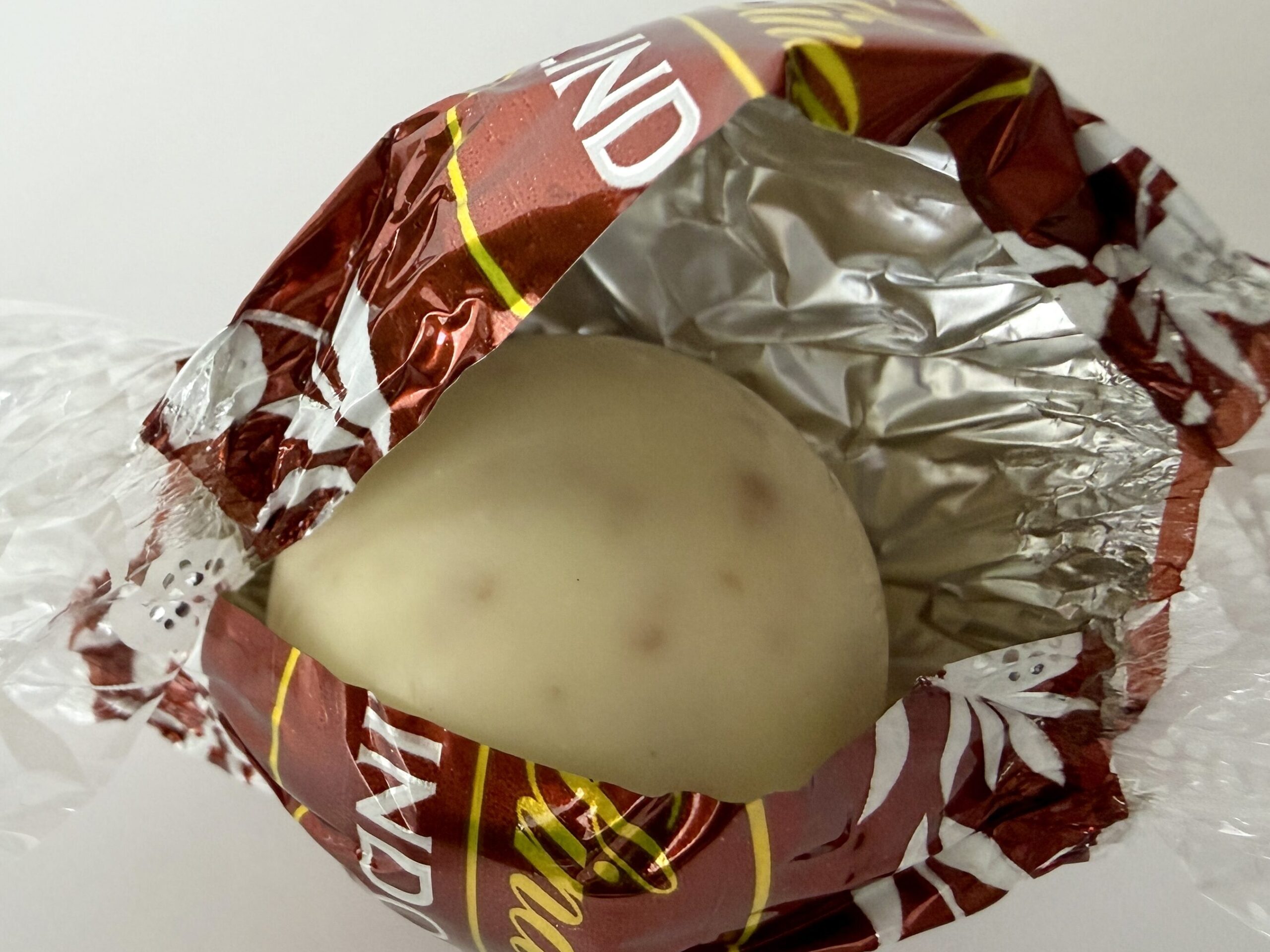 開封したリンツ スニッカードゥードゥル|ホワイトチョコにクッキー入りの冬限定フレーバー