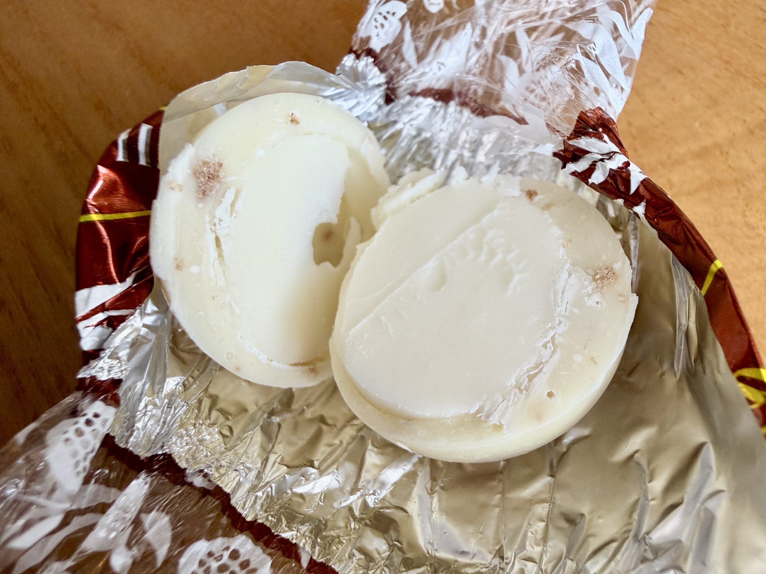 スニッカードゥードゥルの断面写真｜クッキークランチ入りホワイトチョコのテクスチャ