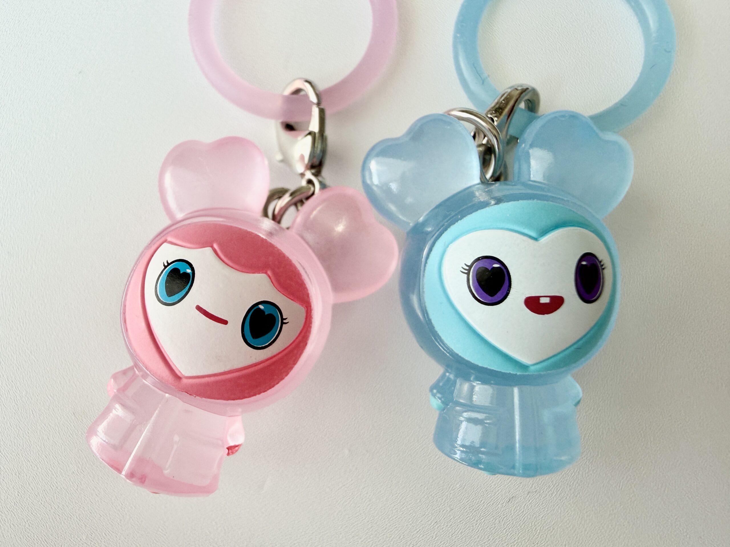 TWICE LOVELYS 公式キャラクター めじるしアクセサリー｜ピンク＆ブルーのキーホルダー 2025最新グッズ