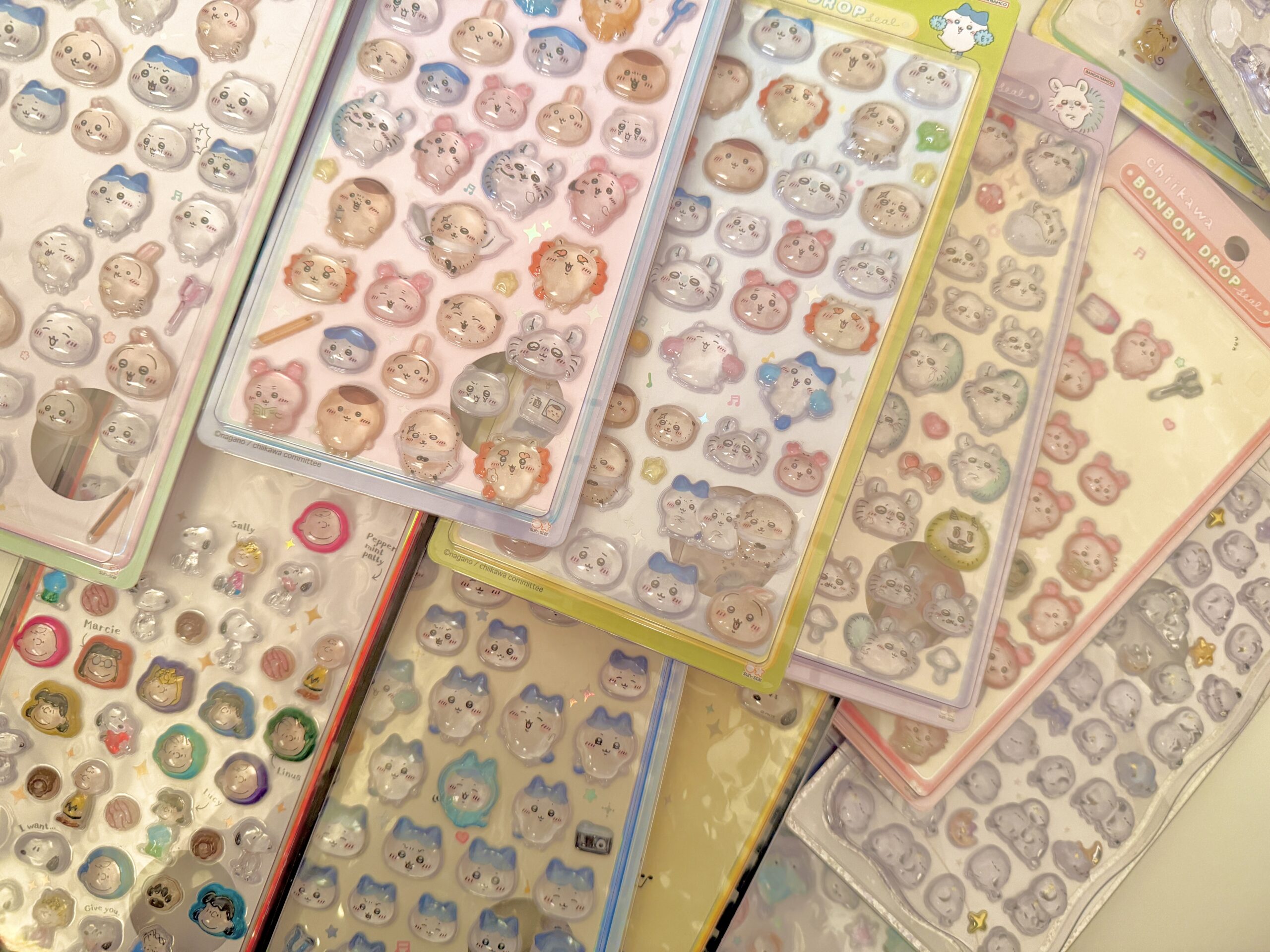 ボンボンドロップ系のぷっくり立体シールが複数並んだ写真（お尻シールの参考イメージ）