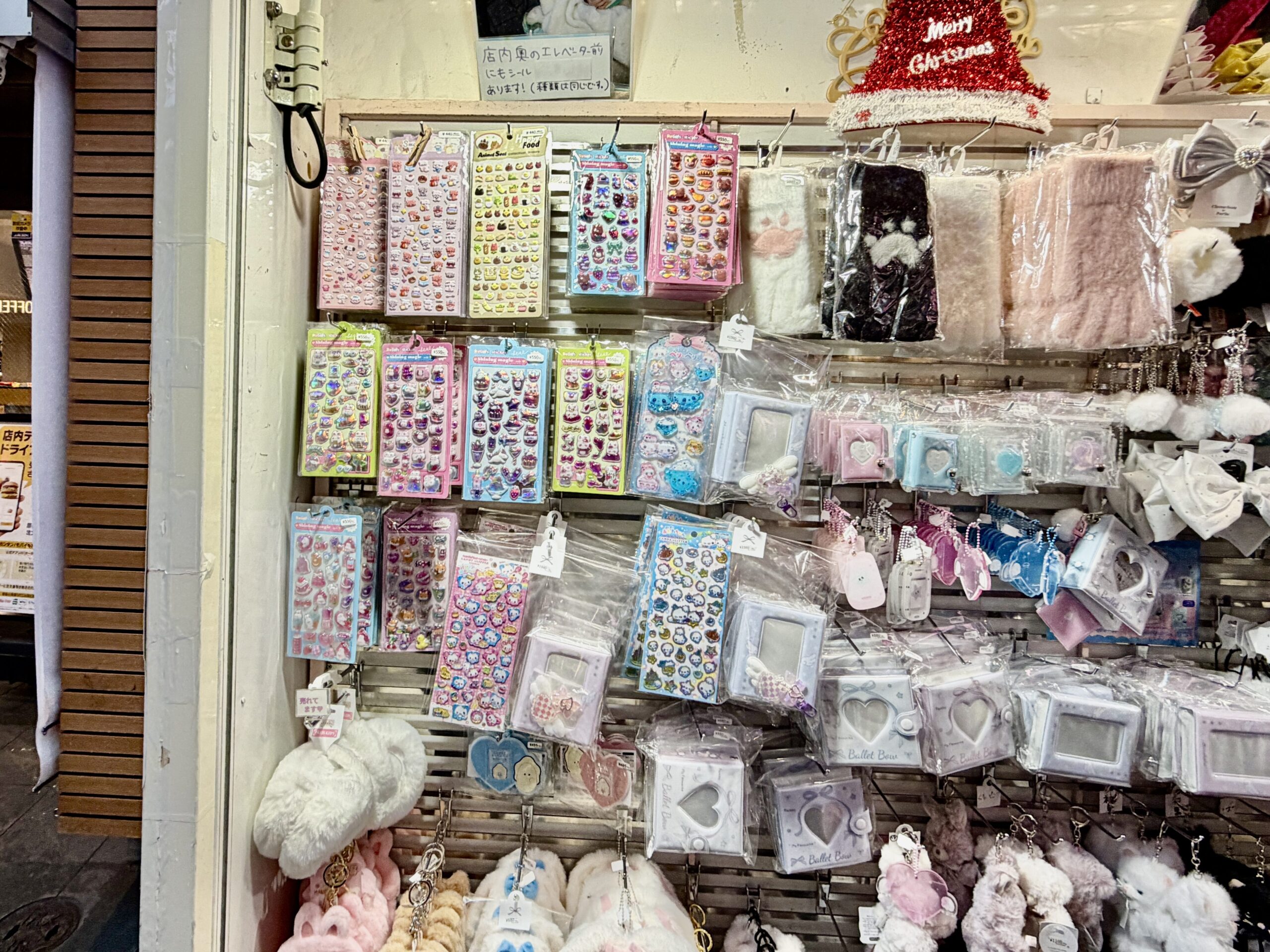 パリスキッズ原宿店の店頭に並ぶシールと小物