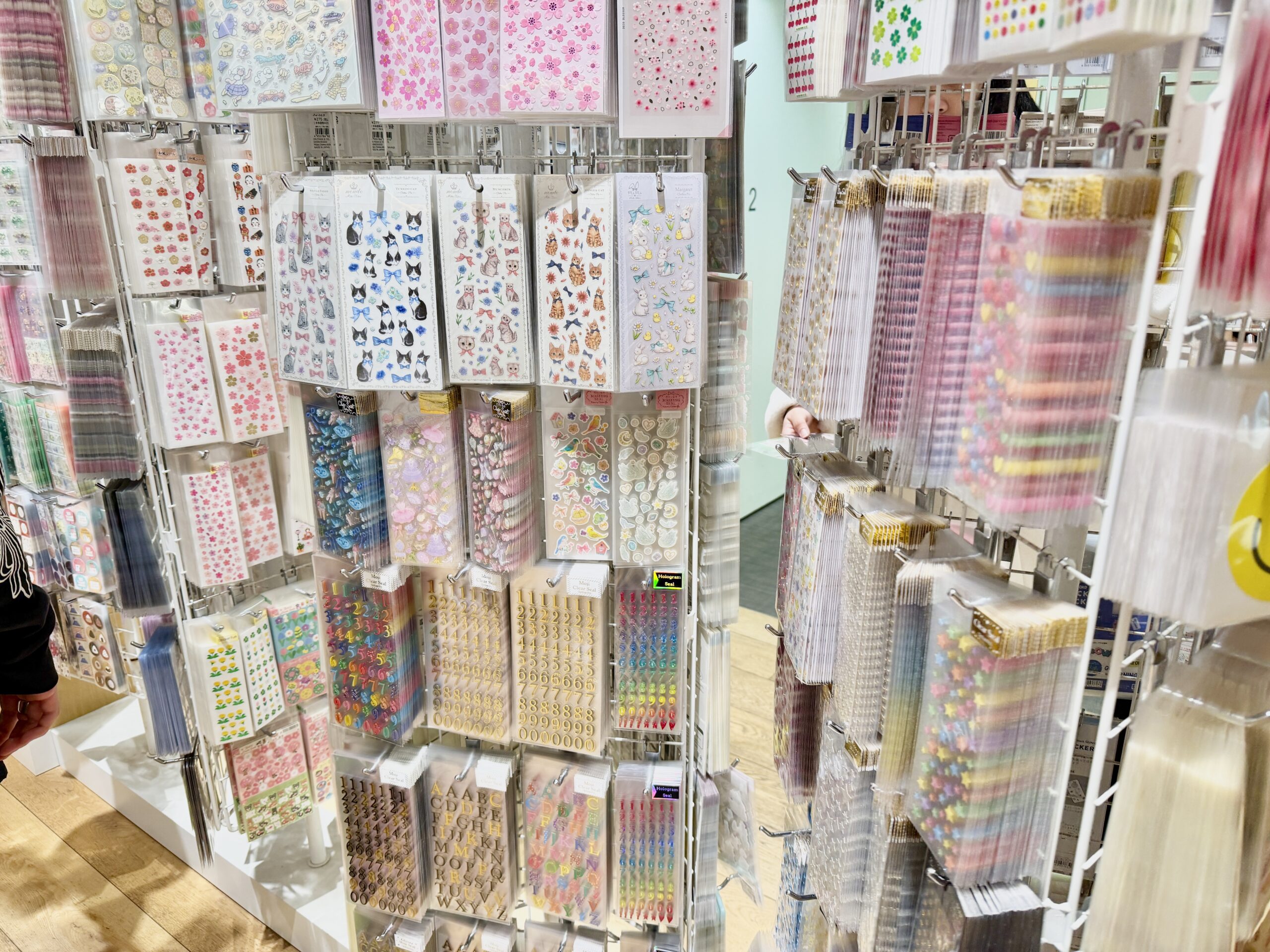 銀座 伊東屋のシール売り場｜大量のシールが並ぶ文具フロア