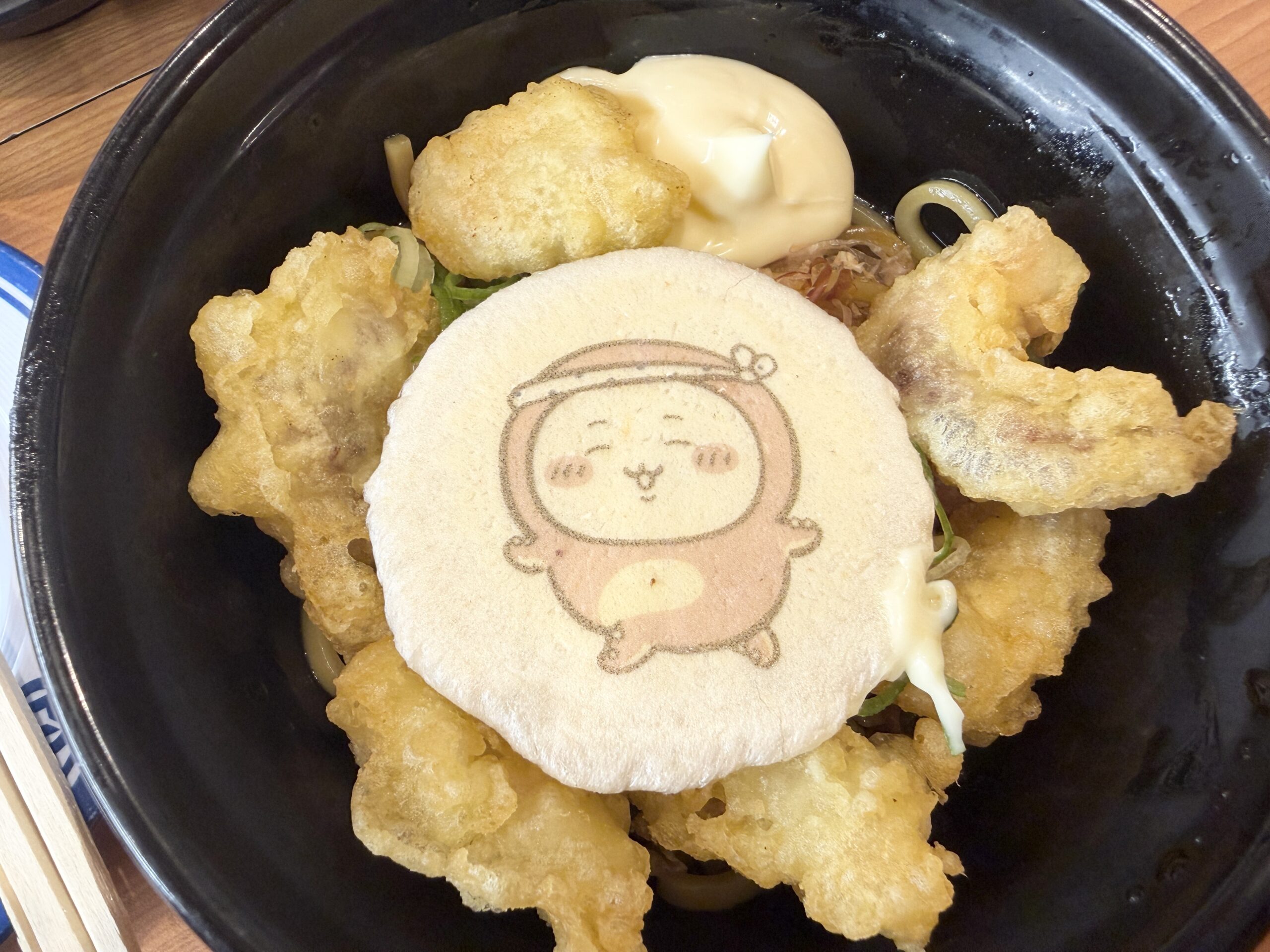 くら寿司×ちいかわコラボの「うさぎのパァンッケーキ」とうさぎの飾り
